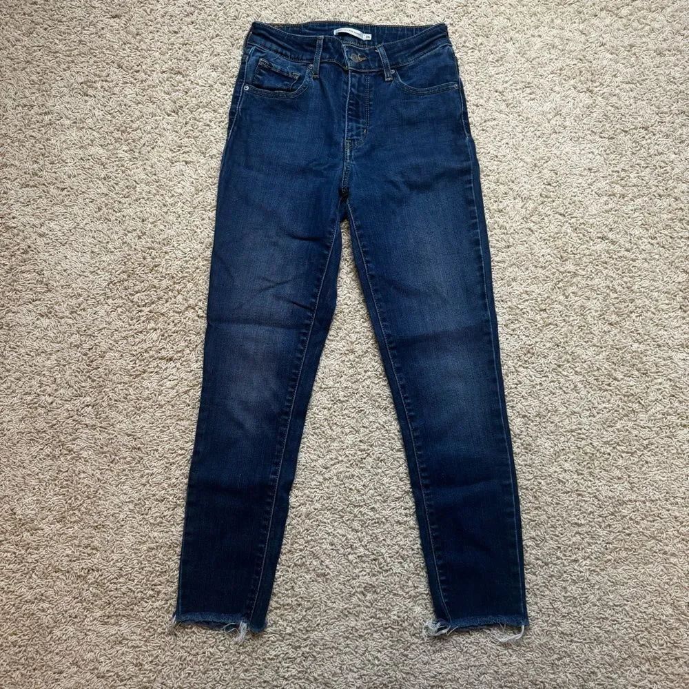 Levi’s dark wash skinny jeans size 26